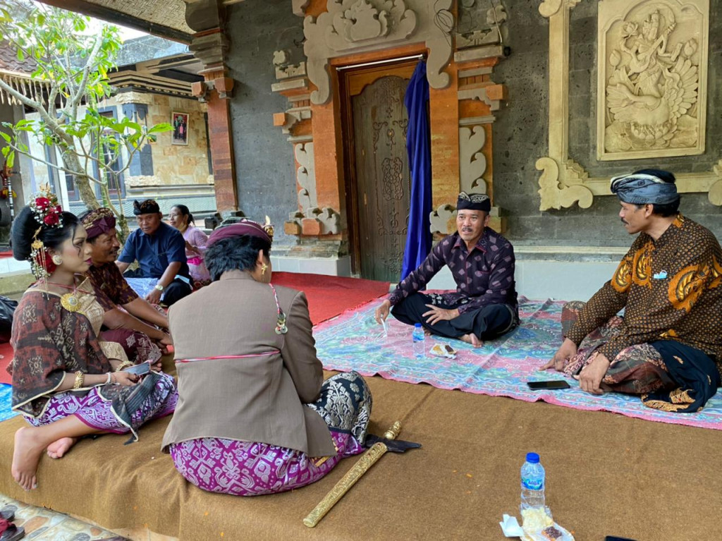 Perbekel Petang Menghadiri Acara Pernikahan ,di Br Lipah